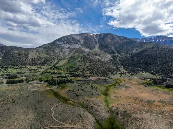 Vista aérea de tierra verde y montaña en Aspen Springs, Condado de Mono, California, EE.UU. —  Fotos de Stock