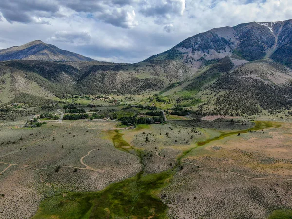 Vista aérea de tierra verde y montaña en Aspen Springs, Condado de Mono, California, EE.UU. —  Fotos de Stock