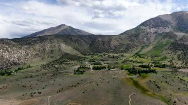 Aspen Springs, Mono County California 'daki yeşil arazi ve dağın havadan görüntüsü, ABD