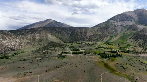 Luftaufnahme von grünem Land und Bergen in Aspen Springs, Mono County Kalifornien, USA — Stockvideo
