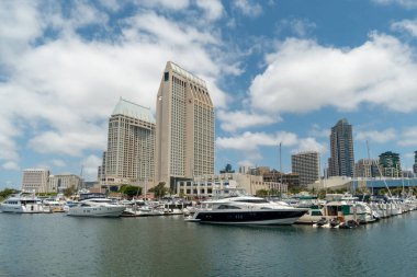 Lüks tekneler Embarcadero Marina Park North, San Diego 'da demirlemiş.. 