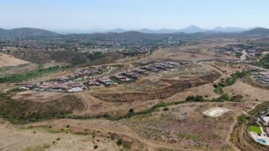 Kuru vadide konutlu villaları ve yüzme havuzları olan yüksek sınıf bir mahalle. 