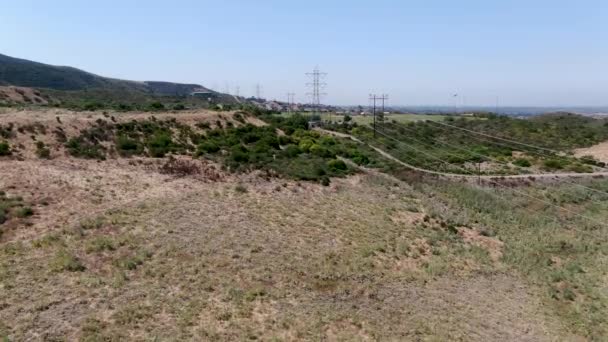 Vista aérea del pilón de transmisión de electricidad en el paisaje del valle seco — Vídeos de Stock