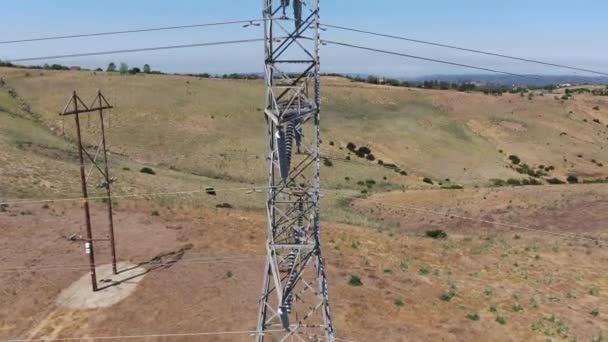 Vista aérea do pilão de transmissão de eletricidade na paisagem do vale seco — Vídeo de Stock