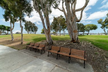 San Diego 'nun güneyindeki Embarcadero Marina Parkı' nda bankları olan liman parkı.