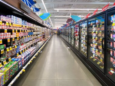 Rafları çeşitli ürünlerle dolu olan bir süpermarketin iç görünümü