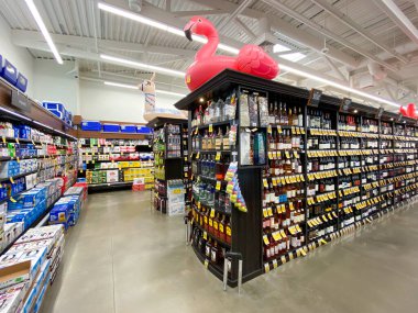 İçi çeşitli ürünlerle dolu alkol reyonu olan bir süpermarketin iç görünümü