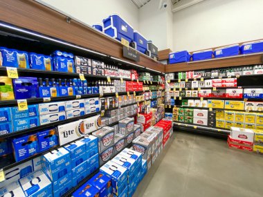 İçi çeşitli ürünlerle dolu alkol reyonu olan bir süpermarketin iç görünümü