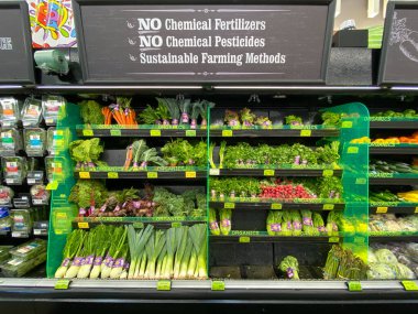 Organik sebzeler süpermarkette gurur duyuyor.