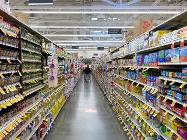 Rafları çeşitli ürünlerle dolu olan bir süpermarketin iç görünümü