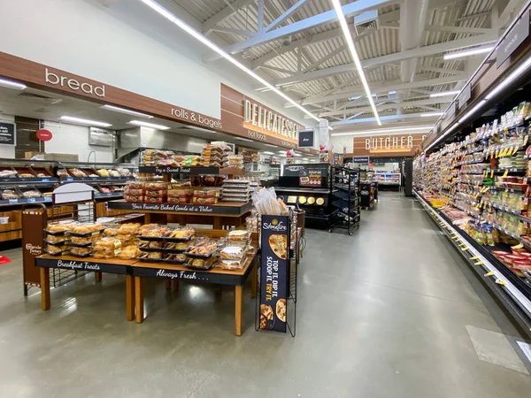 Interiör bild av en stormarknad med gången med hyllor bageri och vegetabiliska utbud av produkter — Stockfoto