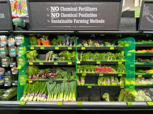 有機野菜はスーパーマーケットのセクションを誇ります — ストック写真