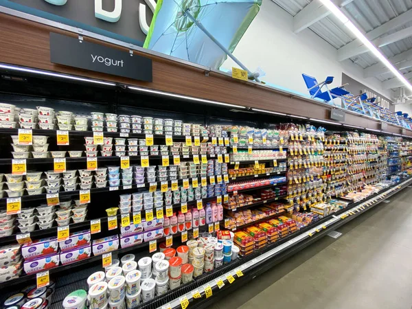 品揃え豊富な棚付の通路付きスーパーマーケットのインテリアビュー — ストック写真