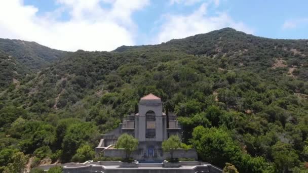 Flygfoto över Wrigley Memorial och Botaniska trädgården på ön Santa Catalina — Stockvideo