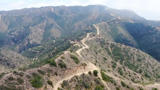 Vista aérea de las rutas de senderismo en la cima de las montañas de la isla de Santa Catalina — Vídeos de Stock