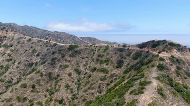 Вид с воздуха на туристические тропы на вершине гор острова Санта-Каталина — стоковое видео