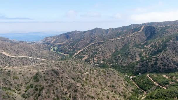 Vista aérea de las montañas de la isla de Santa Catalina y senderos con el océano en el fondo — Vídeo de stock