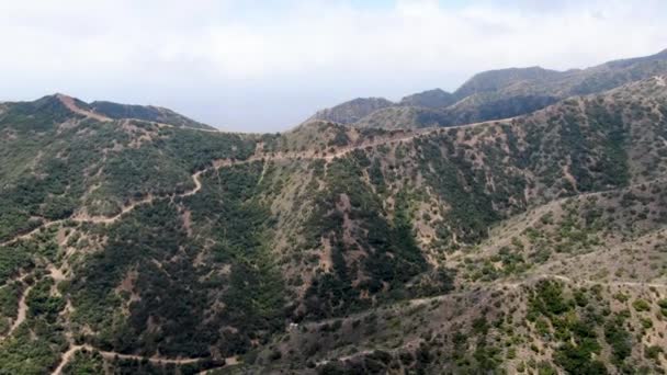 Vista aérea de las rutas de senderismo en la cima de las montañas de la isla de Santa Catalina — Vídeos de Stock