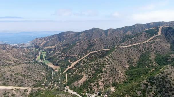 Вид с воздуха на туристические тропы на вершине гор острова Санта-Каталина — стоковое видео
