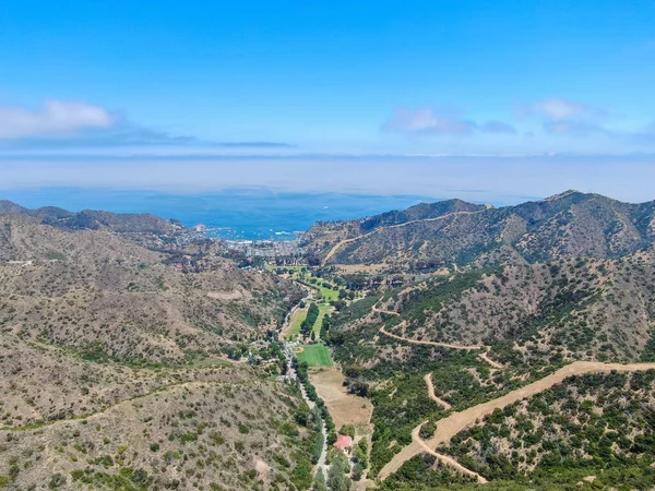 Vista aérea de las montañas de la isla de Santa Catalina y senderos con el océano en el fondo — Foto de Stock