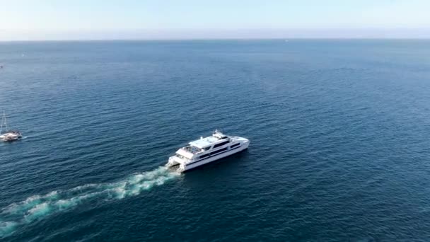 Vista aérea de la lancha Catalina Express junto a la isla de Santa Catalina, Estados Unidos — Vídeo de stock