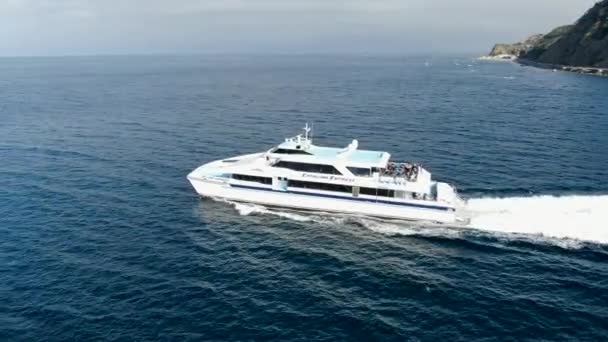 米国サンタカタリナ島の隣のカタリナエクスプレススピードボートの空中ビュー — ストック動画