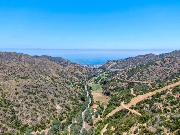 Luchtfoto van Santa Catalina Island bergen en paden met oceaan op de achtergrond — Stockfoto