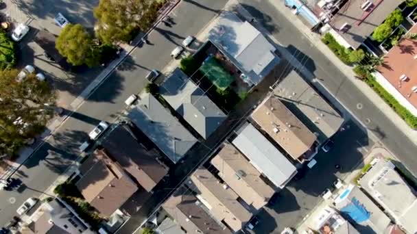 Вид сверху с воздуха на центр города Авалон, остров Санта-Каталина, США — стоковое видео
