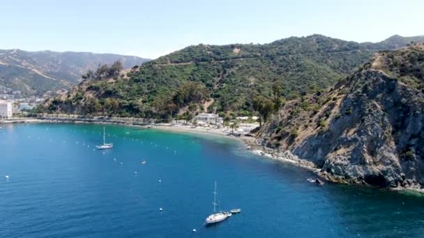 Vista aérea da ilha de Santa Catalina com a baía de Descanso e o clube de praia. Estados Unidos — Vídeo de Stock