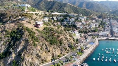 Avalon 'un şehir merkezindeki havadan görünüşü ve Santa Catalina Adası, ABD' deki uçurumlardaki evleri.