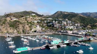 Avalon şehir merkezinin havadan görüntüsü ve Santa Catalina Adası, ABD
