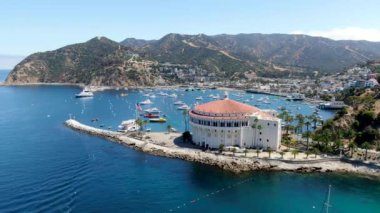 Avalon şehir merkezinin havadan görüntüsü ve Santa Catalina Adası, ABD