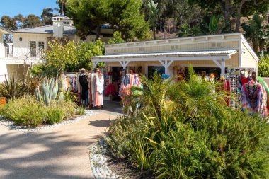 Santa Catalina Adası 'ndaki Descanso plaj kulübünde küçük bir turist dükkanı. ABD