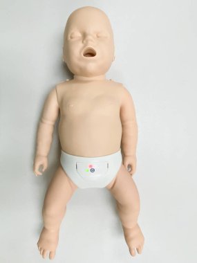 Childs suni teneffüs ve çocuk kalp masajı için ilk yardım.