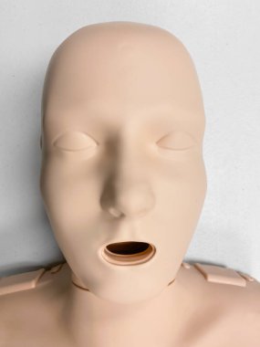 İlk yardım ve kardiyopulmoner canlandırma eğitimi için beyaz arka planda suni teneffüs.