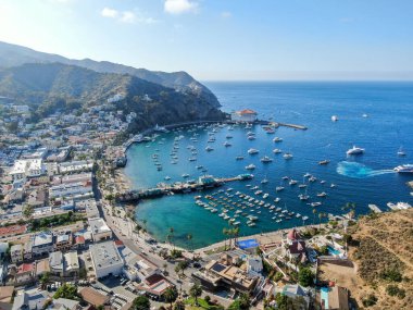 ABD 'nin Santa Catalina Adası' ndaki Avalon şehir ve körfezinin havadan görüntüsü