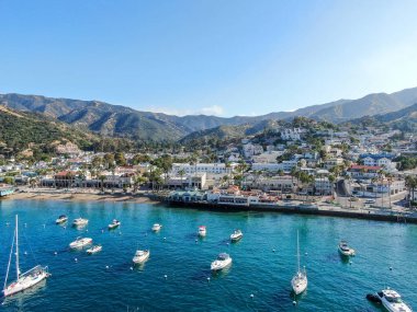 ABD 'nin Santa Catalina Adası' ndaki Avalon şehir ve körfezinin havadan görüntüsü