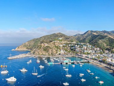 ABD 'nin Santa Catalina Adası' ndaki Avalon şehir ve körfezinin havadan görüntüsü