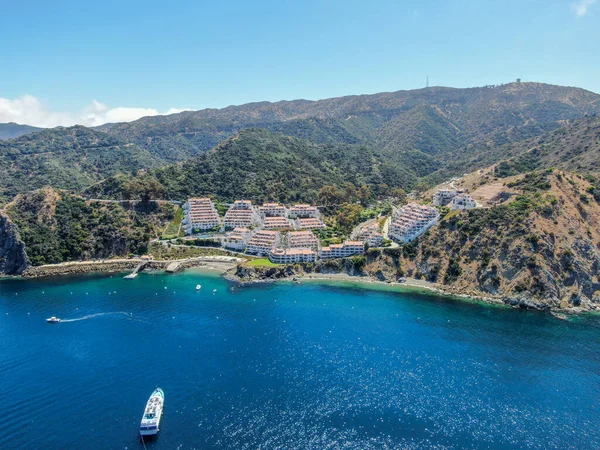 Widok z lotu ptaka Hamilton Cove z apartamentowcem na klifie, Santa Catalina Island. Stany Zjednoczone — Zdjęcie stockowe