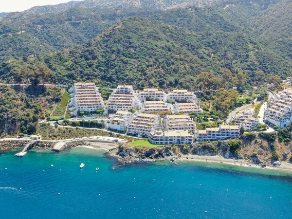 Légi kilátás Hamilton Cove apartman társasházi épület a sziklán, Santa Catalina sziget. Egyesült Államok — Stock Fotó