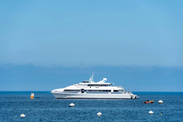 Catalina Express speedboat next to Santa Catalina Island, USA — Stock fotografie