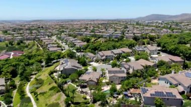 San Diego 'da büyük malikaneleri olan banliyö manzaralı bir yer.