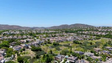 San Diego 'da büyük malikaneleri olan banliyö manzaralı bir yer.