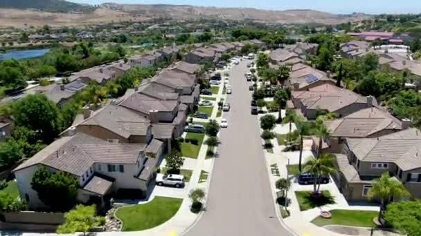 Vista aérea do bairro suburbano com grandes mansões em San Diego — Vídeo de Stock