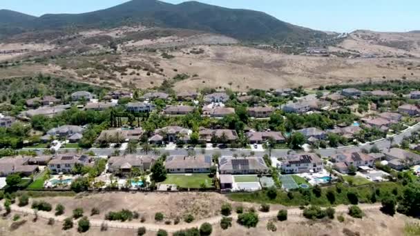 Vista aérea del barrio suburbano con grandes mansiones en San Diego — Vídeo de stock