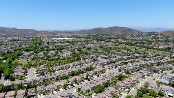 圣地亚哥郊区有大房子的社区的空中景观 — 图库视频影像