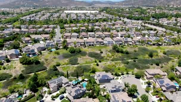 Vista aérea del barrio suburbano con grandes mansiones en San Diego — Vídeos de Stock