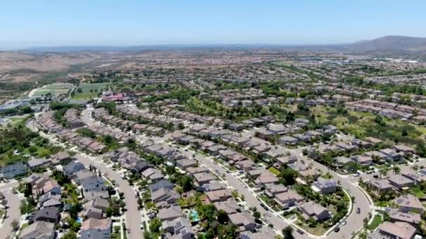 Vista aérea del barrio suburbano con grandes mansiones en San Diego — Vídeos de Stock