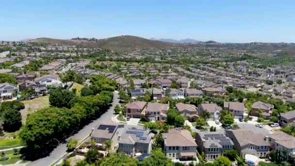 Vista aérea do bairro suburbano com grandes mansões em San Diego — Vídeo de Stock
