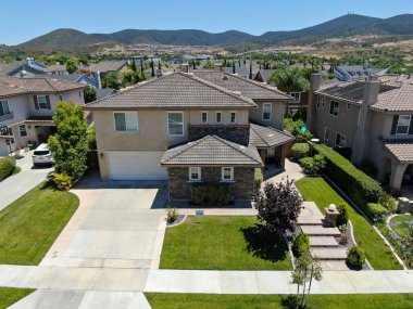 San Diego 'nun banliyölerindeki büyük villanın hava manzarası.